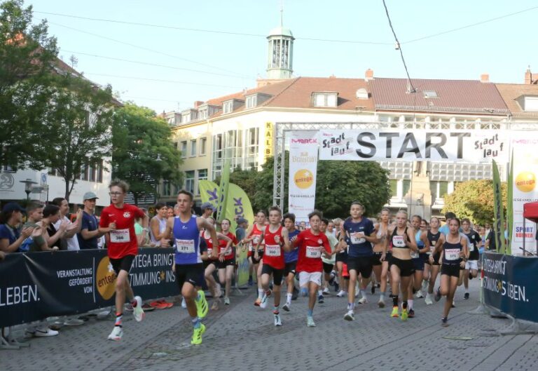 Massenstart des Darmstädter Stadtlaufs mit zahlreichen Läuferinnen und Läufern